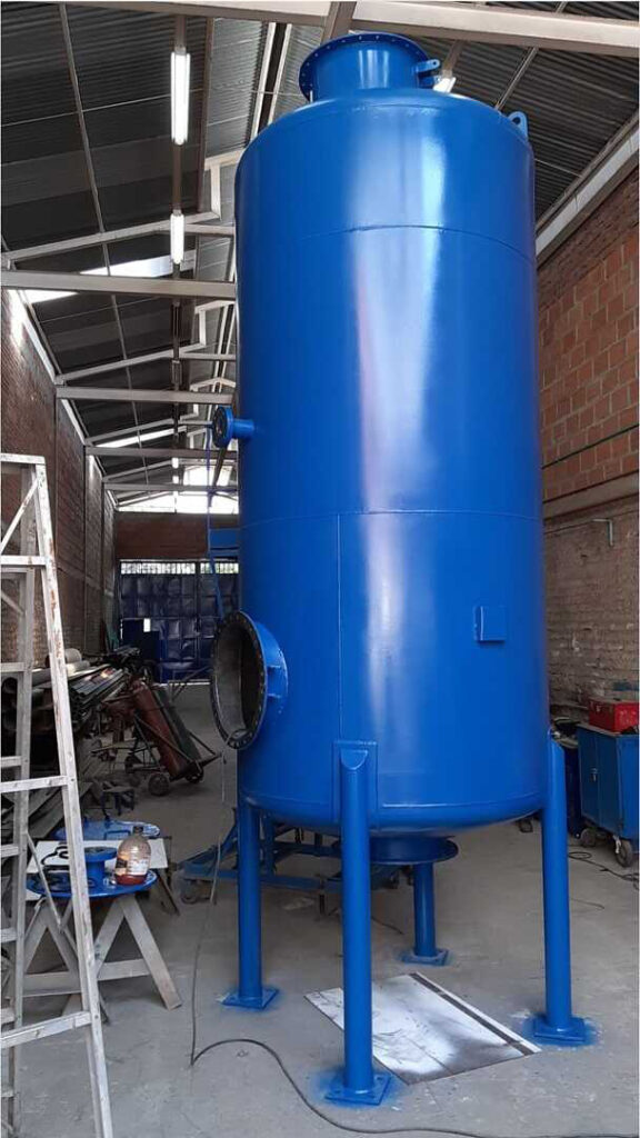 Recipiente a presión de acero pintado de azul, terminado en el taller de Watercol para la desmineralización de 55 m³/h.