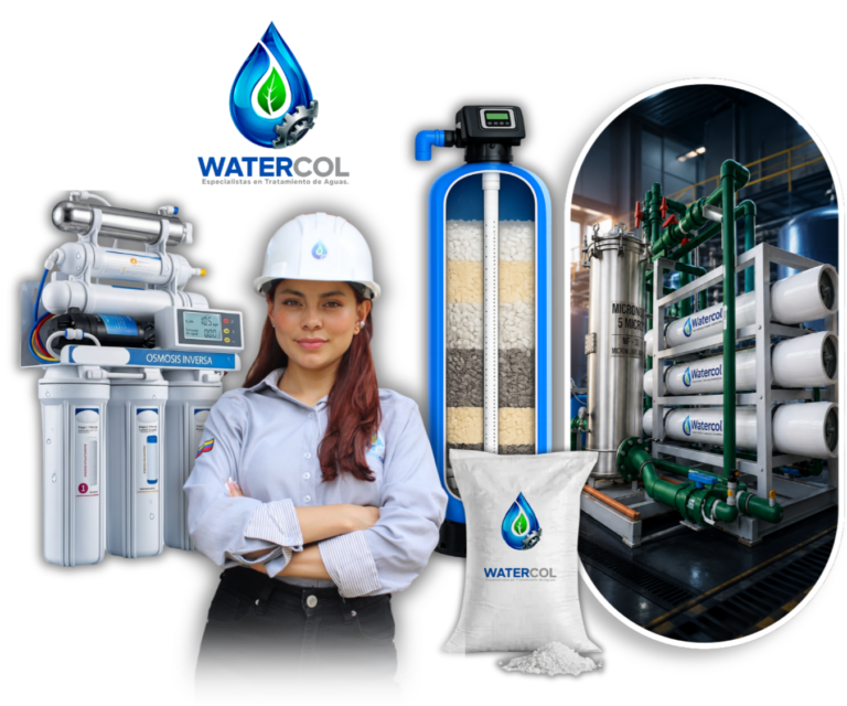 Ingeniera de Watercol con casco junto a un equipo de ósmosis inversa, un filtro de lecho, un saco de medio filtrante y un bastidor industrial de membranas.