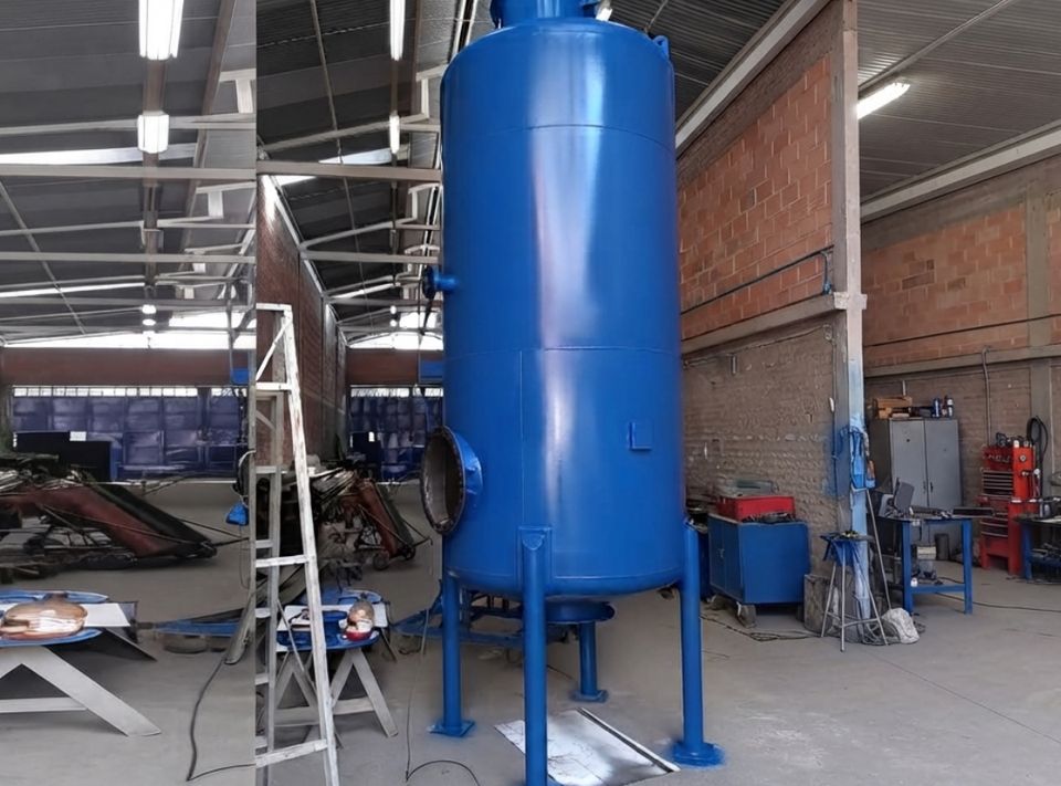 Recipiente a presión azul del filtro pulidor, terminado en el taller.